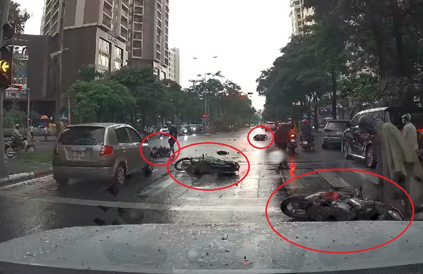 4 chiếc xe m&aacute;y nằm la liệt tr&ecirc;n mặt đường sau vụ tai nạn li&ecirc;n ho&agrave;n
