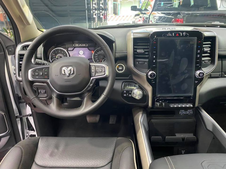 Nội thất của xe Ram 1500 Laramie 2021 đầu ti&ecirc;n về nước