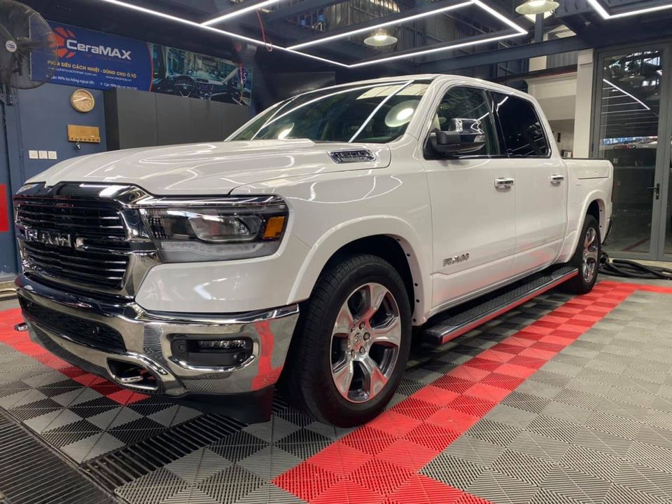 Xe RAM 1500 Laramie 2021 với ngoại thất sơn trắng