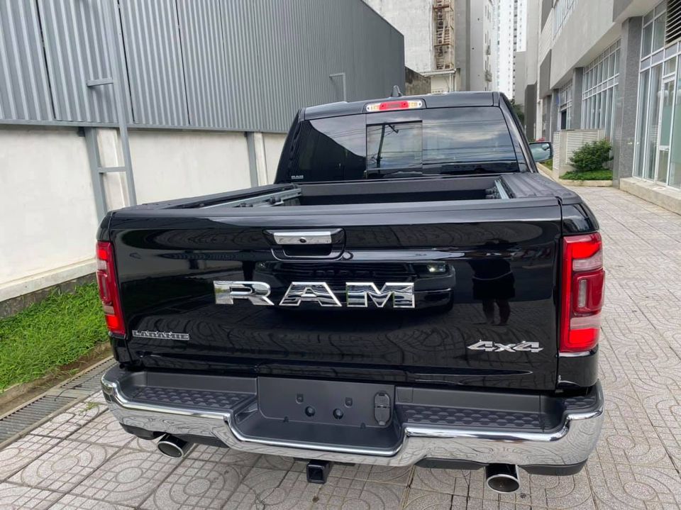 Ram 1500 Laramie 2021 l&agrave; đối thủ đ&aacute;ng gờm của Ford F-150 Raptor hay Toyota Tacoma