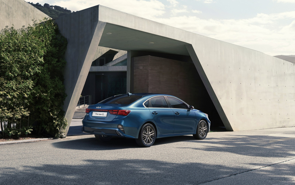 Khu vực đu&ocirc;i sau được l&agrave;m lại kh&aacute; nhiều, ấn tượng nhất vẫn l&agrave; dải đ&egrave;n hậu hiện đại.