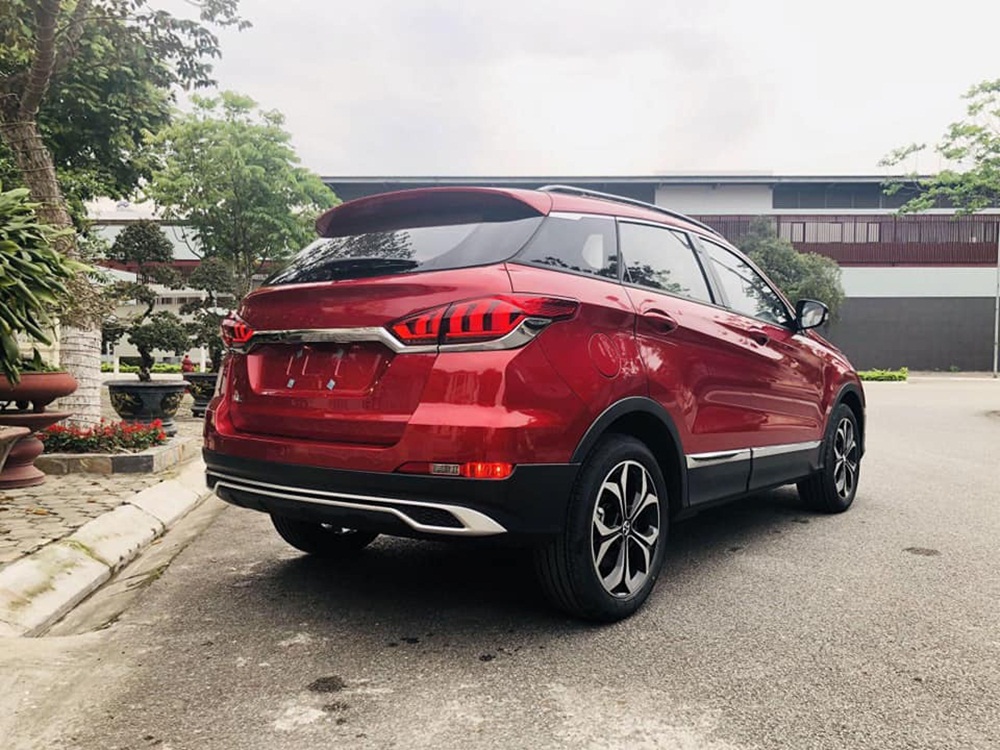 Cụm đèn hậu của BAIC X55 được áp dụng công nghệ LED hiện đại.