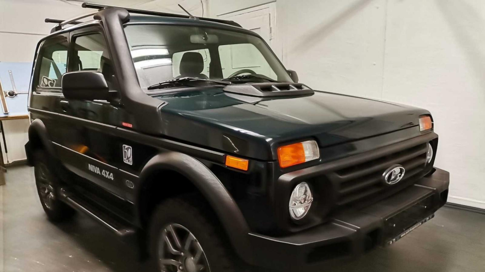 50th Anniversary Edition ch&iacute;nh l&agrave; Lada Niva phi&ecirc;n bản gầm cao v&agrave; c&oacute; sẵn ống thở