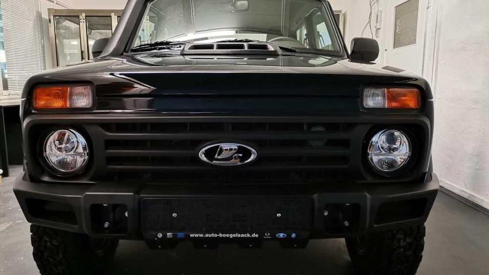 Lada Niva 50th Anniversary Edition do một c&ocirc;ng ty tại Đức sản xuất