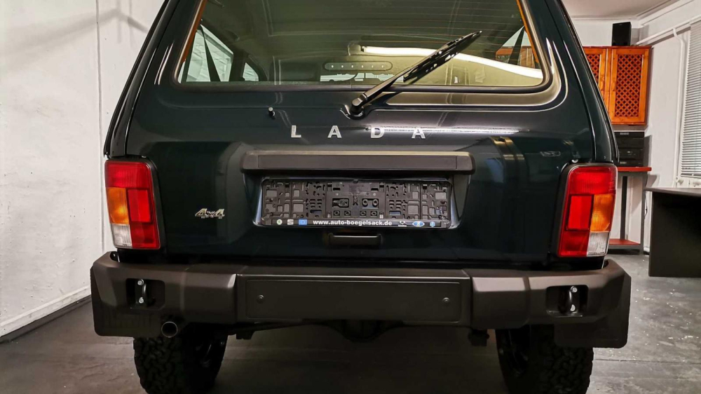 Chỉ c&oacute; đ&uacute;ng Lada Niva 50th Anniversary Edition xuất xưởng