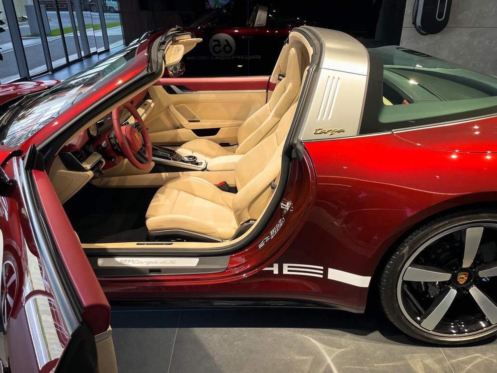Nội thất của xe Porsche 911 Targa 4S Heritage Design