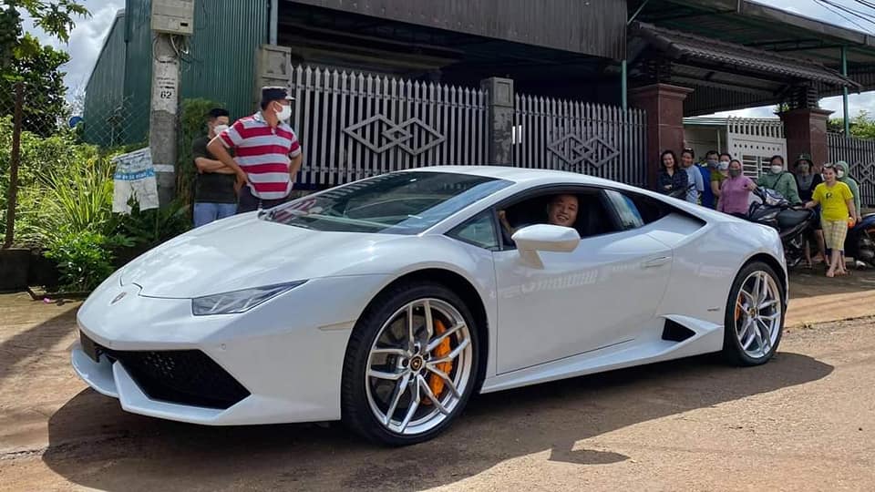 Sự c&oacute; mặt của chiếc xe Lamborghini Huracan đ&atilde; thu h&uacute;t rất đ&ocirc;ng sự ch&uacute; &yacute; của người đi đường