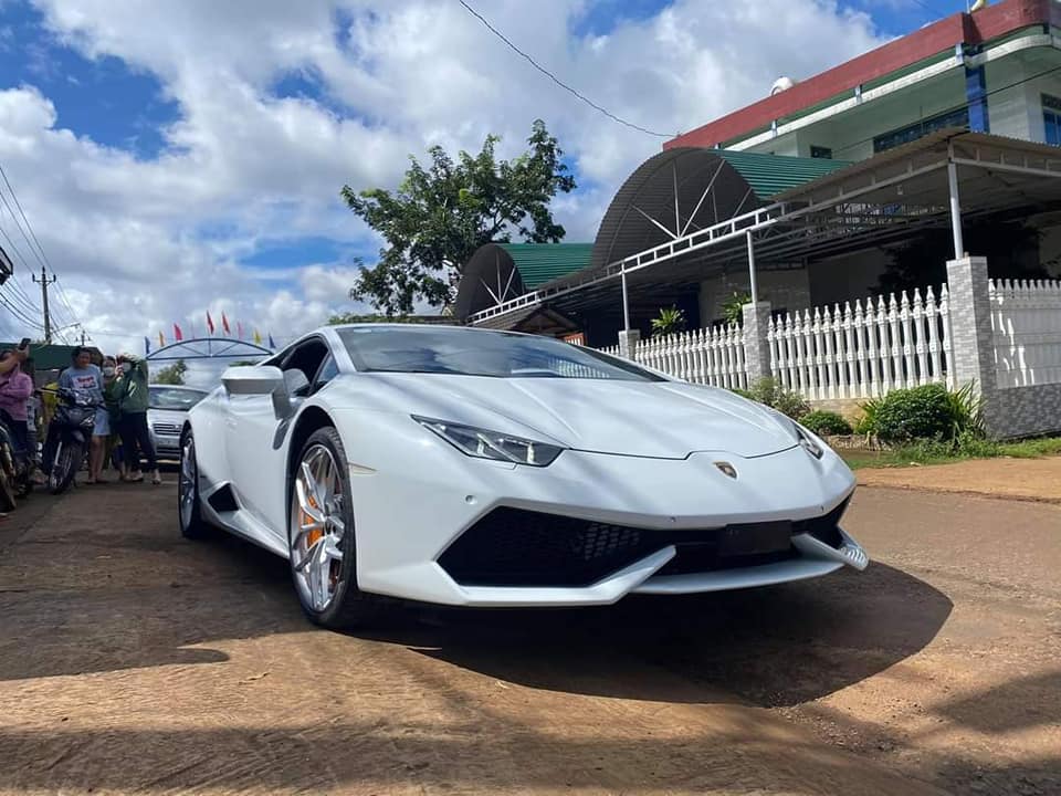 Đ&acirc;y l&agrave; 1 trong h&agrave;ng chục chiếc si&ecirc;u xe Lamborghini Huracan tại dải đất h&igrave;nh chữ S