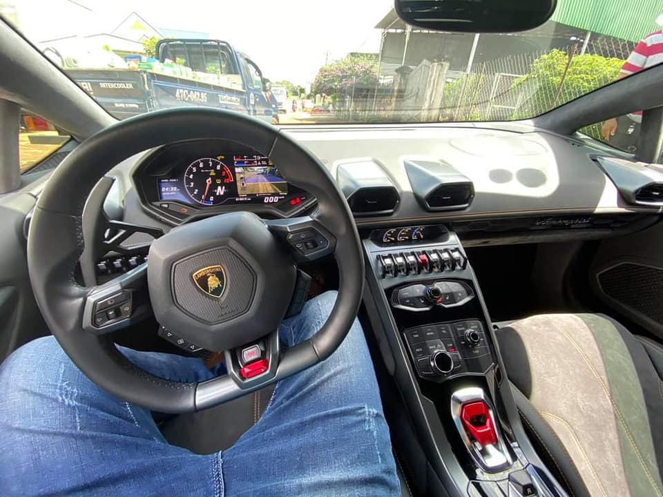 B&ecirc;n trong khoang l&aacute;i chiếc xe Lamborghini Huracan LP610-4 mới về T&acirc;y Nguy&ecirc;n