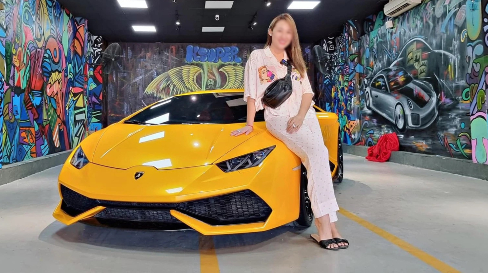 Bà Như lúc mua chiếc siêu xe Lamborghini Huracan Bà Như lúc mua chiếc siêu xe Lamborghini Huracan