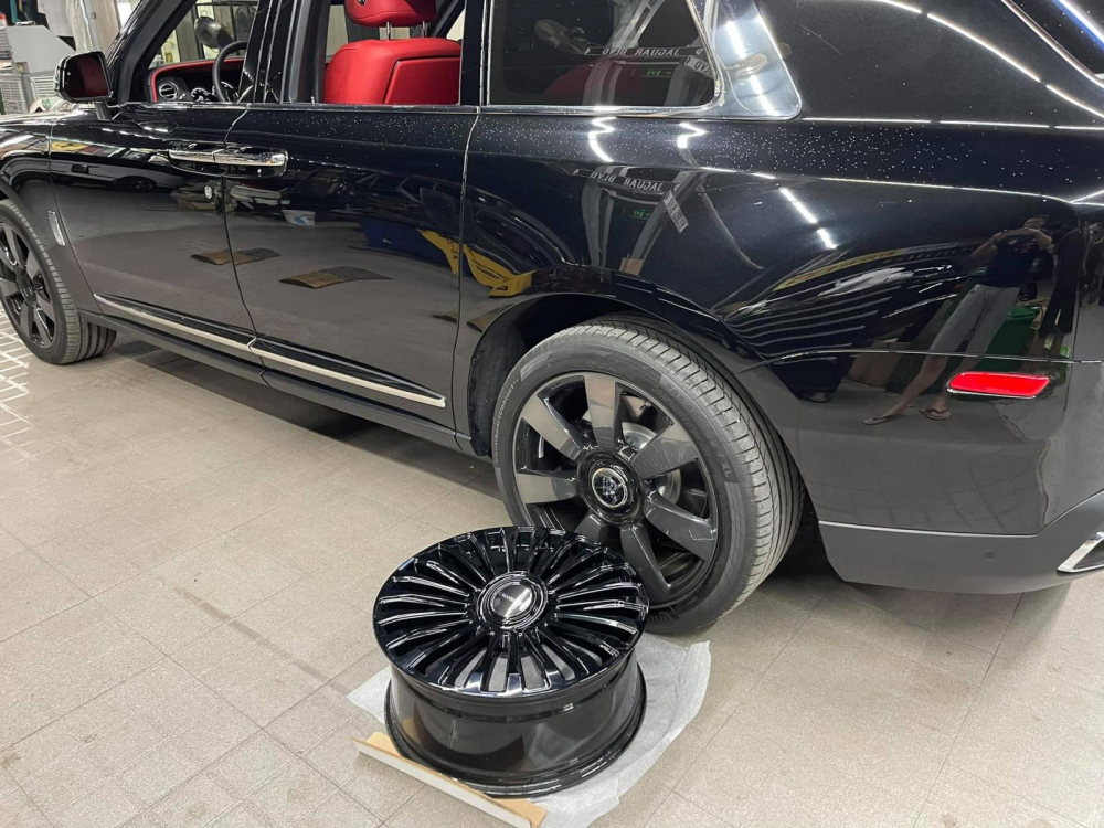M&acirc;m độ Mansory trước khi gắn l&ecirc;n xe