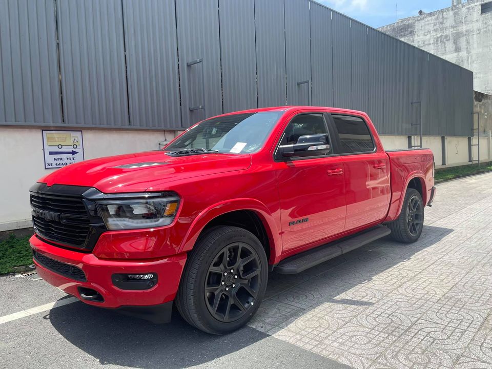 Ram 1500 Laramie Night Edition sẽ c&oacute; nhiều chi tiết mạ cr&ocirc;m tr&ecirc;n bản ti&ecirc;u chuẩn được sơn đen, bộ m&acirc;m mới khỏe khoắn
