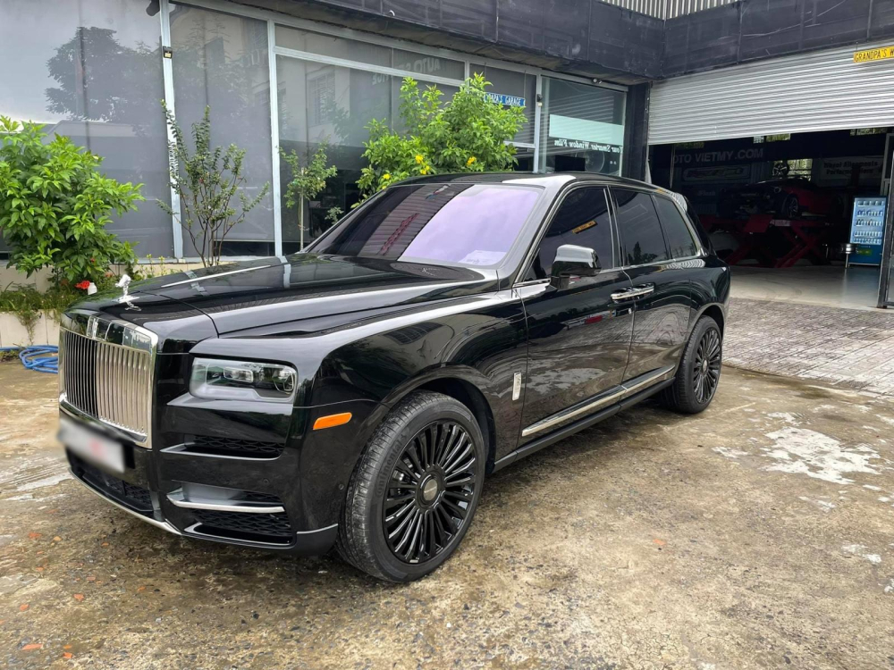 Đ&acirc;y kh&ocirc;ng phải l&agrave; chiếc xe Rolls-Royce Cullinan hiếm hoi độ m&acirc;m Mansory