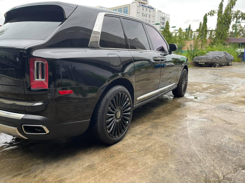 D&agrave;n ch&acirc;n của chiếc SUV si&ecirc;u sang Rolls-Royce Cullinan sau khi l&ecirc;n m&acirc;m Mansory