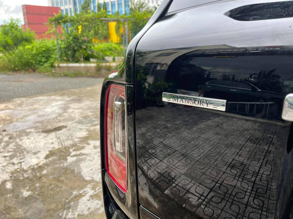 Đu&ocirc;i xe được gắn th&ecirc;m logo của Mansory