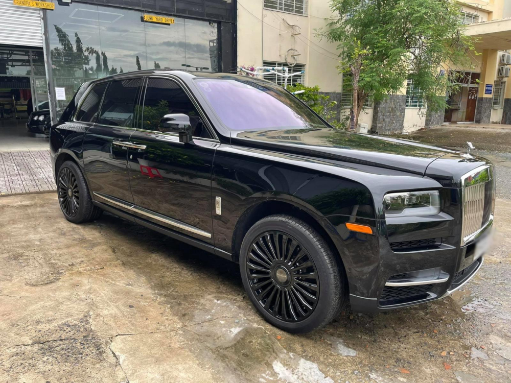 Ở nh&agrave; m&ugrave;a dịch Covid-19, đại gia gửi xe Rolls-Royce Cullinan đi l&agrave;m đẹp chờ Tp.HCM hết gi&atilde;n c&aacute;ch để vi vu