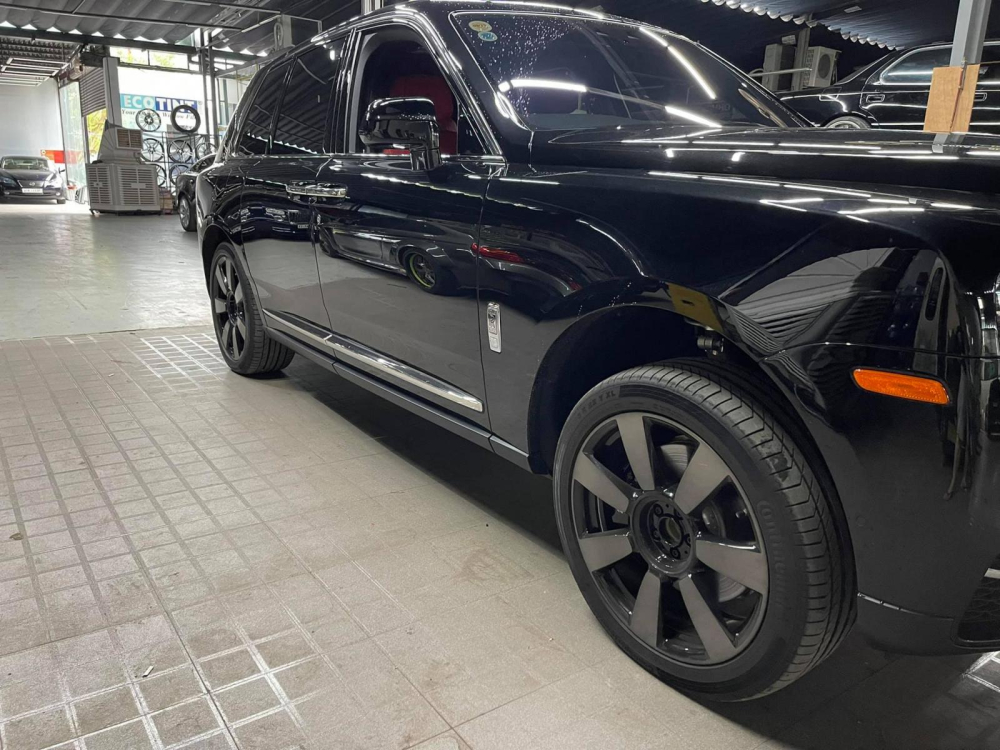 Bộ m&acirc;m nguy&ecirc;n bản của xe Rolls-Royce Cullinan