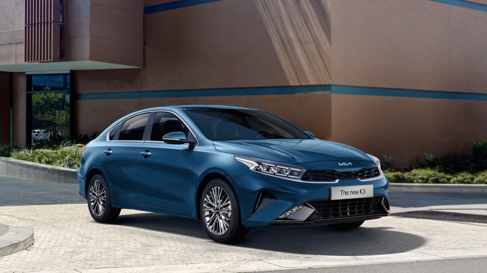 Kia K3 2022 chính thức ra mắt Việt Nam với 3 phiên bản sử dụng động cơ xăng 1.6L, trong đó bản AT Deluxe ở đời cũ bị loại bỏ để thay thế bằng bản AT Premium. Kia K3 2022 chính thức ra mắt Việt Nam với 3 phiên bản sử dụng động cơ xăng 1.6L, trong đó bản AT Deluxe ở đời cũ bị loại bỏ để thay thế bằng bản AT Premium.