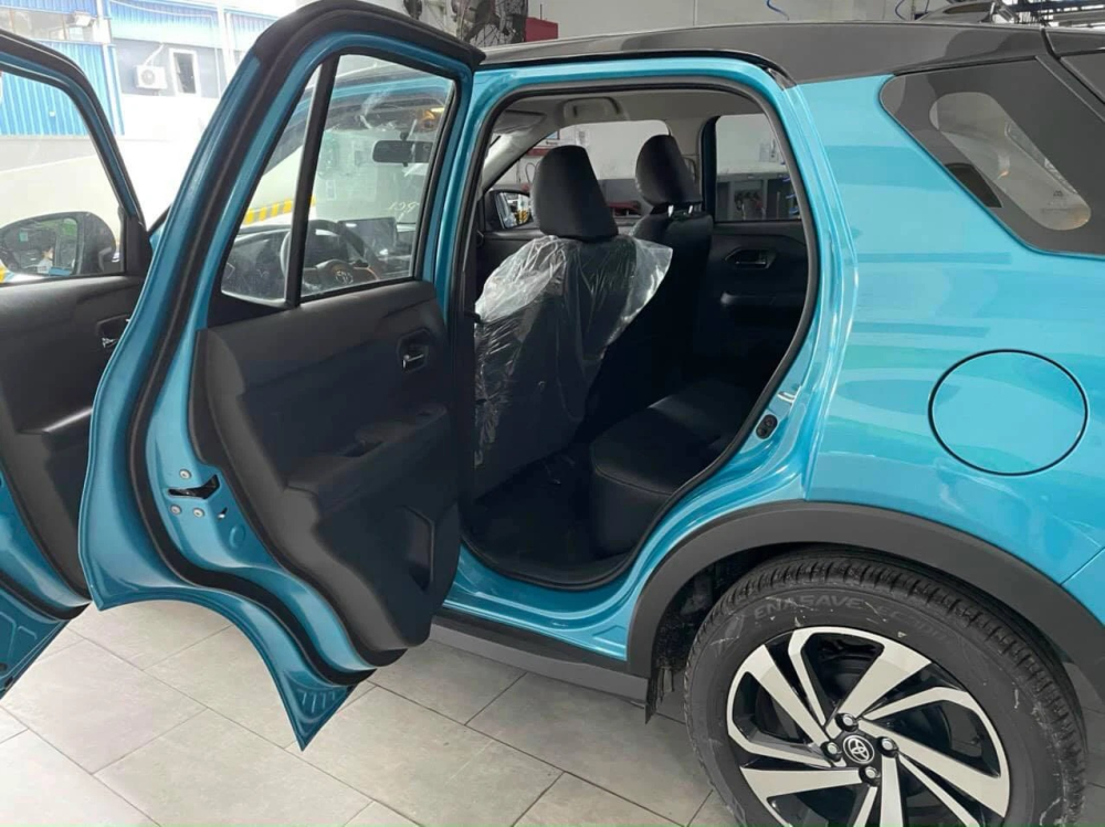 Xe được trang bị ghế da, h&agrave;ng ghế thứ 2 c&oacute; thể gập gọn tăng diện t&iacute;ch khoang h&agrave;nh l&yacute;.
