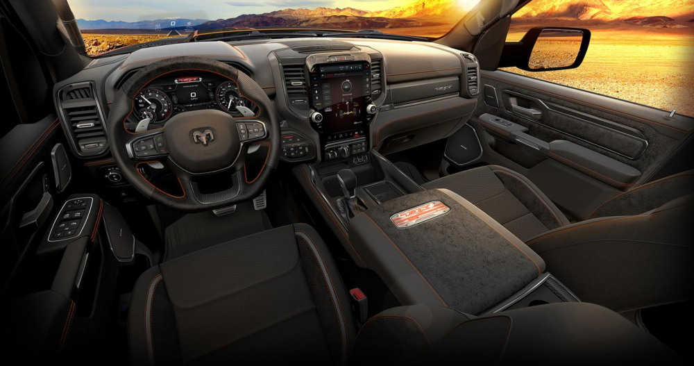Nội thất với những điểm nhấn m&agrave;u cam của Ram 1500 TRX Ignition Edition