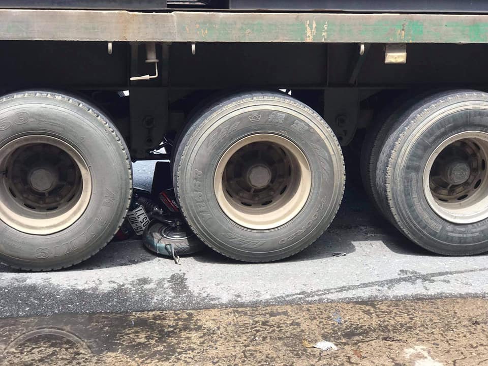 Chiếc xe m&aacute;y điện của người phụ nữ nằm dưới gầm xe container