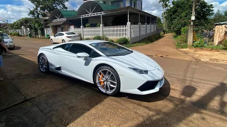 Hình ảnh chiếc siêu xe Lamborghini Huracan LP610-4 về đến huyện Krông Pắk vào sáng 26 tháng 9 đã thu hút sự quan tâm của cộng đồng mạng Hình ảnh chiếc siêu xe Lamborghini Huracan LP610-4 về đến huyện Krông Pắk vào sáng 26 tháng 9 đã thu hút sự quan tâm của cộng đồng mạng