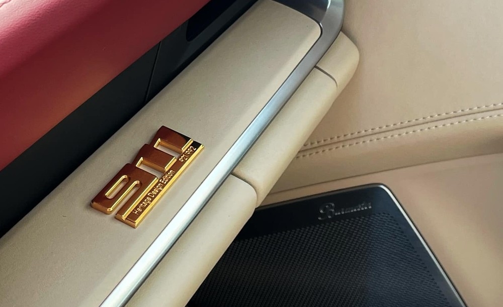 Còn xe thể thao mui trần giới hạn Porsche 911 Targa 4S Heritage Design thứ 2 mang thứ tự 921/992, cũng là sinh nhật của con gái chủ xe là 21/9