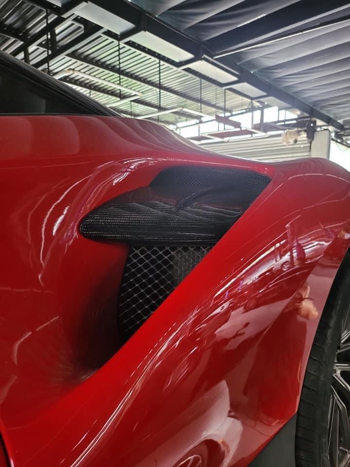 Hốc gió bên hông xe với thanh chia gió bằng carbon