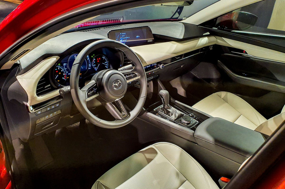 Nội thất của Mazda3 1.5L Deluxe.