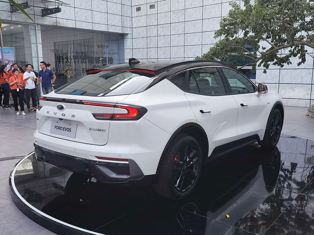 B&ecirc;n sườn của Ford Evos 2022 cũng c&oacute; một số chi tiết m&agrave;u cam