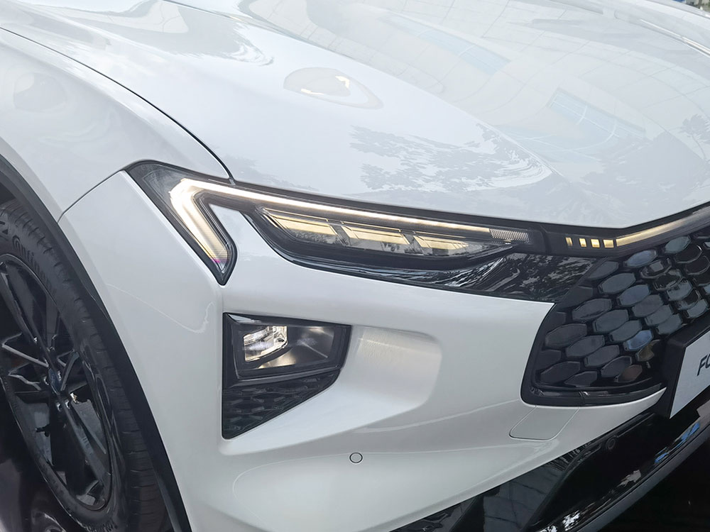 Hai đầu của dải đ&egrave;n LED định vị được thiết kế như h&igrave;nh m&oacute;c c&acirc;u