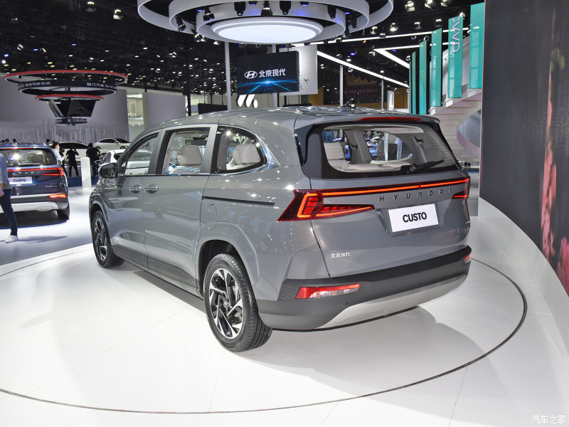 Hyundai Custo 2022 nhìn từ đằng sau