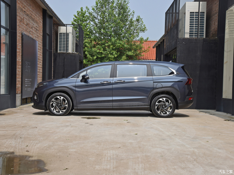 Hyundai Custo 2022 có kích thước nhỏ hơn Kia Carnival