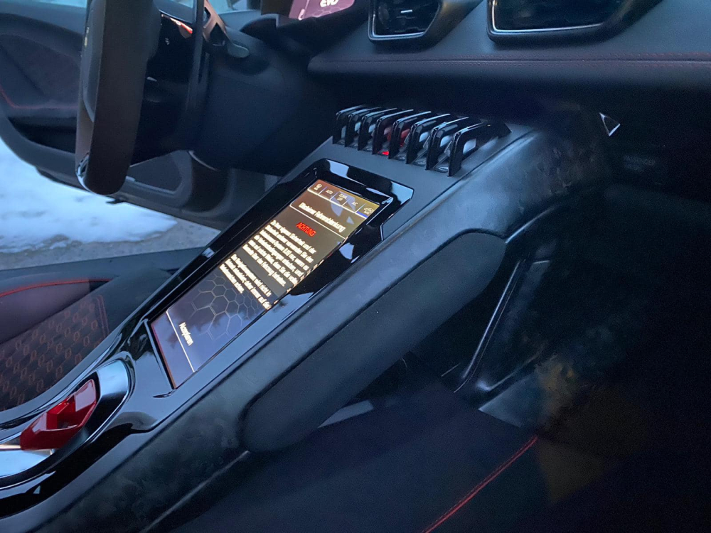 V&agrave; quan trọng hơn l&agrave; m&agrave;n h&igrave;nh giải tr&iacute; k&iacute;ch thước l&ecirc;n đến 8,4 inch