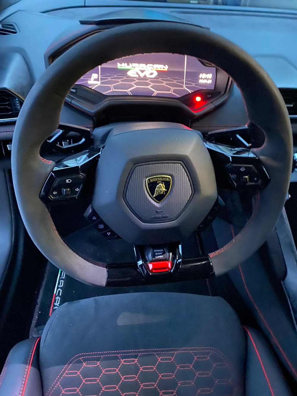 V&ocirc; lăng của si&ecirc;u xe Lamborghini Huracan EVO c&ugrave;ng bảng đồng hồ ho&agrave;n to&agrave;n mới