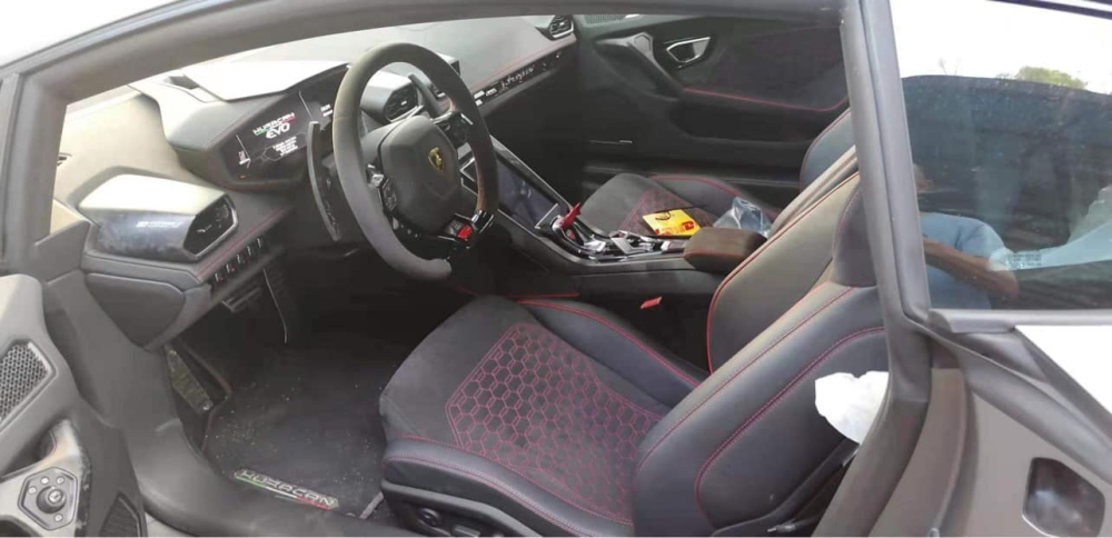 Ghế ngồi của xe bọc da m&agrave;u tối m&agrave; sọc đỏ nổi bật bao gồm chỉ th&ecirc;u