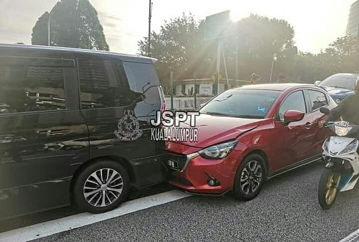 2 chiếc xe &ocirc; t&ocirc; kh&aacute;c cũng l&agrave; nạn nh&acirc;n trong vụ tai nạn xe li&ecirc;n ho&agrave;n do người điều khiển si&ecirc;u xe Lamborghini Gallardo g&acirc;y ra