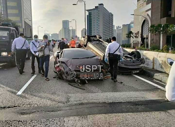 Vụ tai nạn li&ecirc;n ho&agrave;n n&agrave;y khiến chiếc si&ecirc;u xe Lamborghini Gallardo c&ugrave;ng 4 &ocirc; t&ocirc; kh&aacute;c hư hỏng nặng