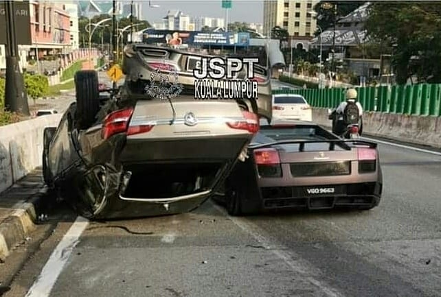 Chiếc xe Proton Perdana lật ngửa sau khi bị si&ecirc;u xe t&ocirc;ng v&agrave;o từ ph&iacute;a sau