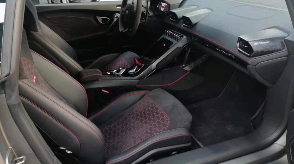 C&ograve;n đ&acirc;y l&agrave; nội thất si&ecirc;u xe Lamborghini Huracan EVO đầu ti&ecirc;n về nước