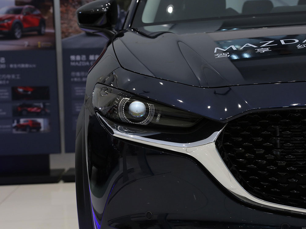 Cận cảnh đèn pha LED của Mazda CX-30 EV