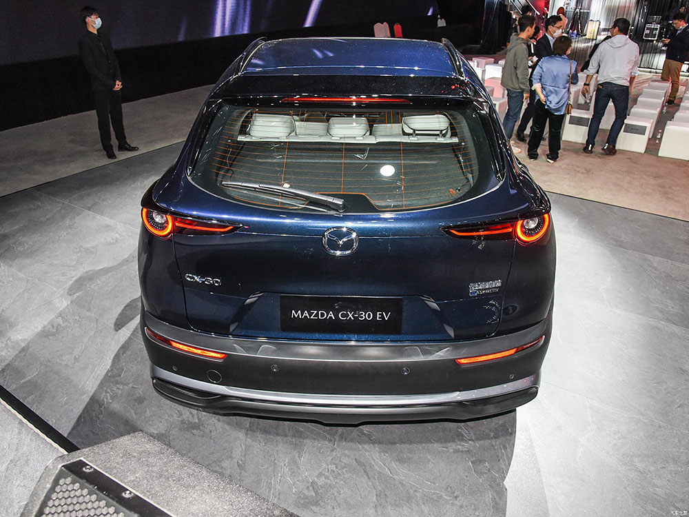 Mazda CX-30 EV nhìn từ đằng sau