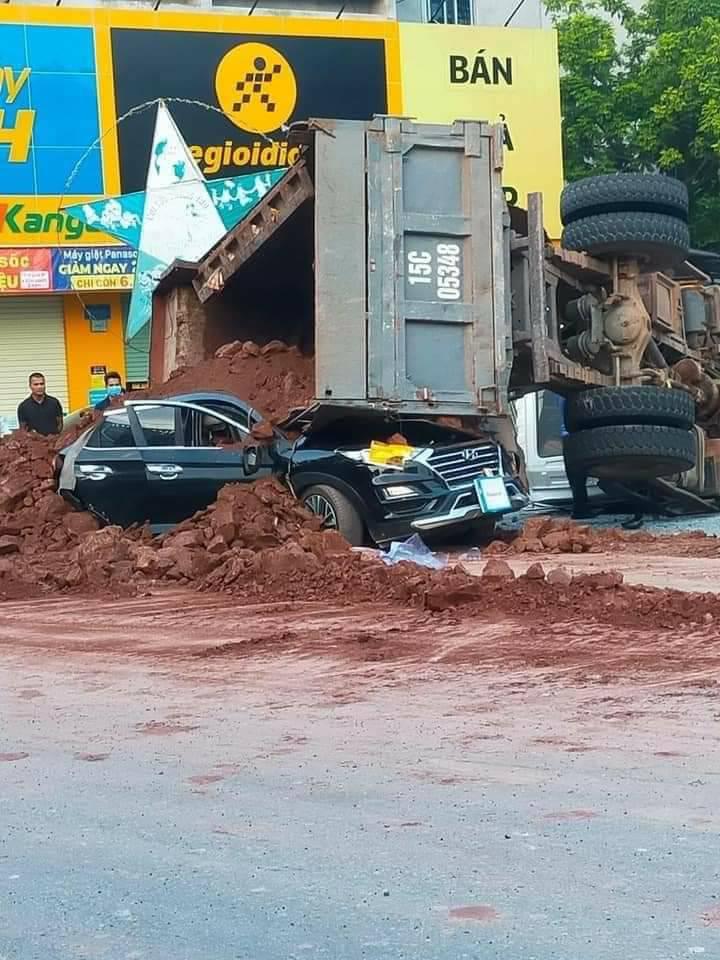 Chiếc Hyundai Tucson hư hỏng nặng sau vụ tai nạn