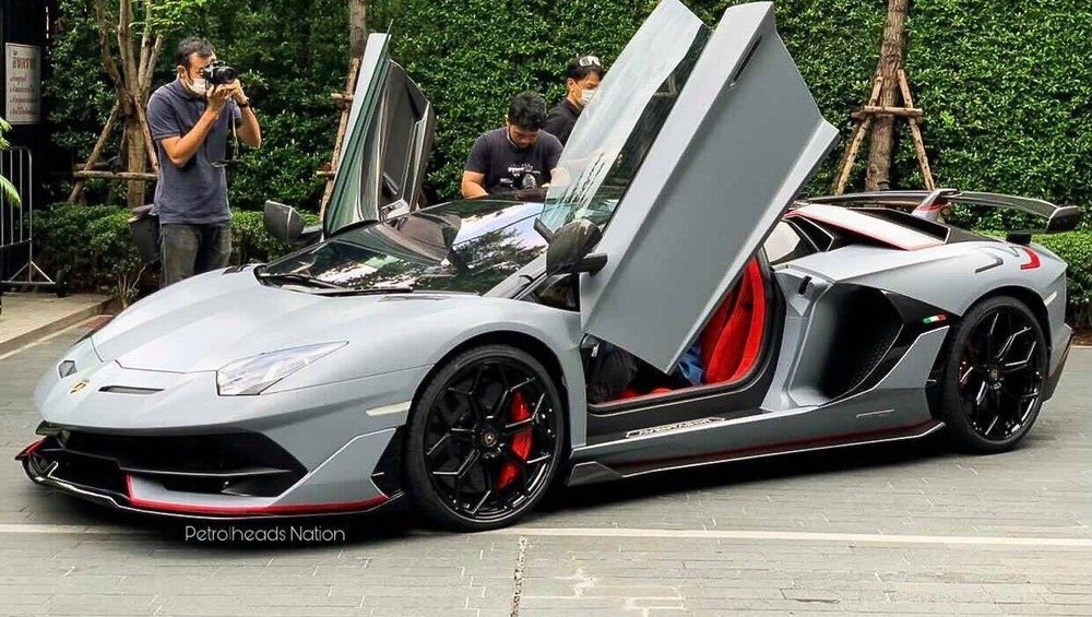 Đ&acirc;y l&agrave; chiếc xe Aventador thứ 10.000 xuất xưởng cũng l&agrave; mẫu xe giới hạn mang t&ecirc;n gọi Aventador SVJ Roadster chỉ sản xuất 800 xe