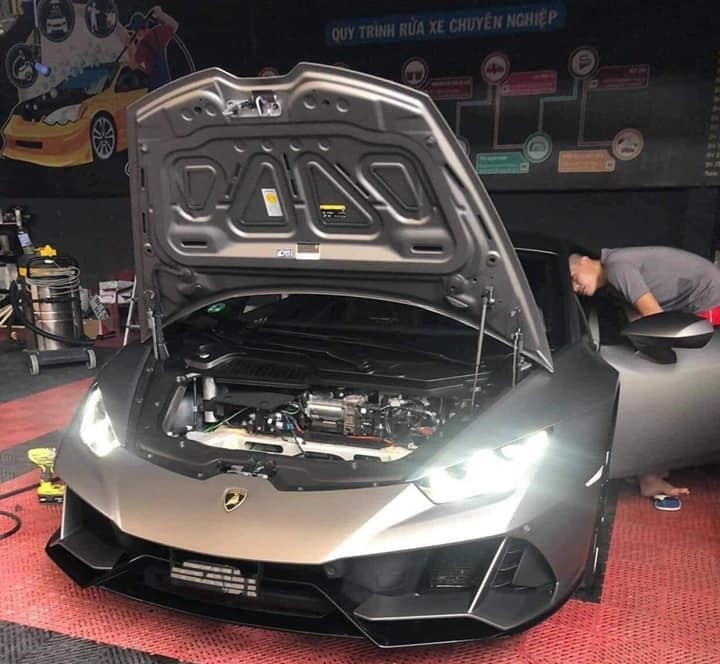 Chiếc xe Lamborghini Huracan EVO c&oacute; m&agrave;u x&aacute;m nh&aacute;m