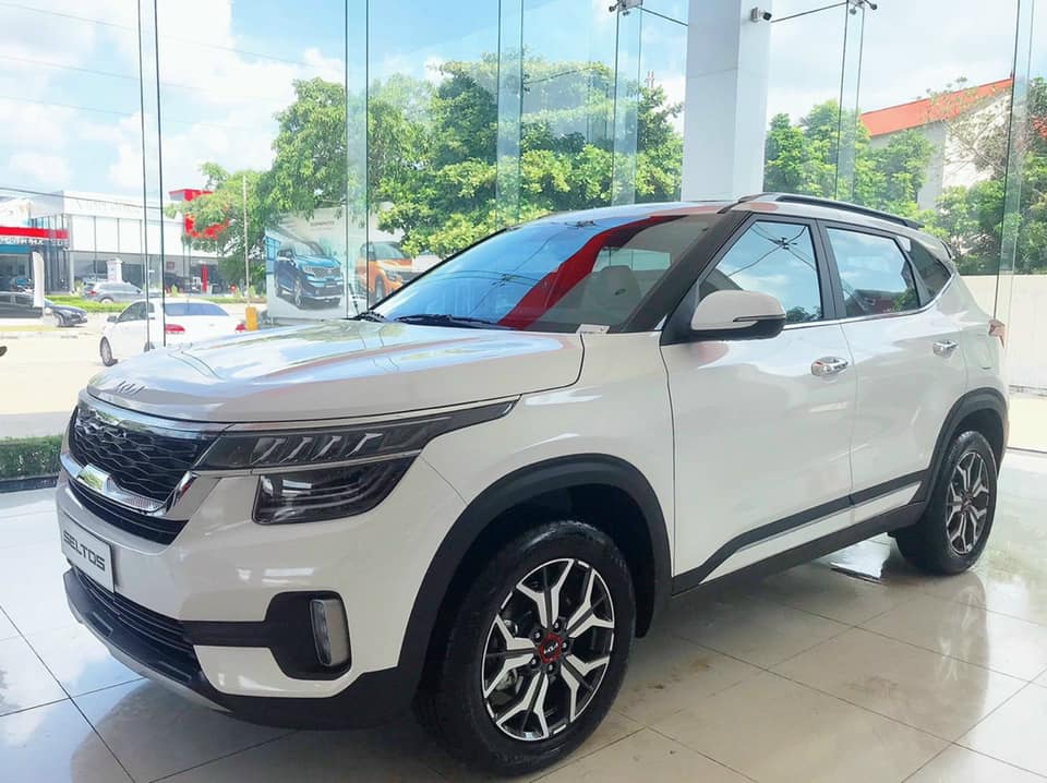 Sau khi tăng giá vào đầu tháng 10 tới đây, giá bán của Kia Seltos vẫn sẽ rẻ hơn Hyundai Kona (636 – 750 triệu đồng).