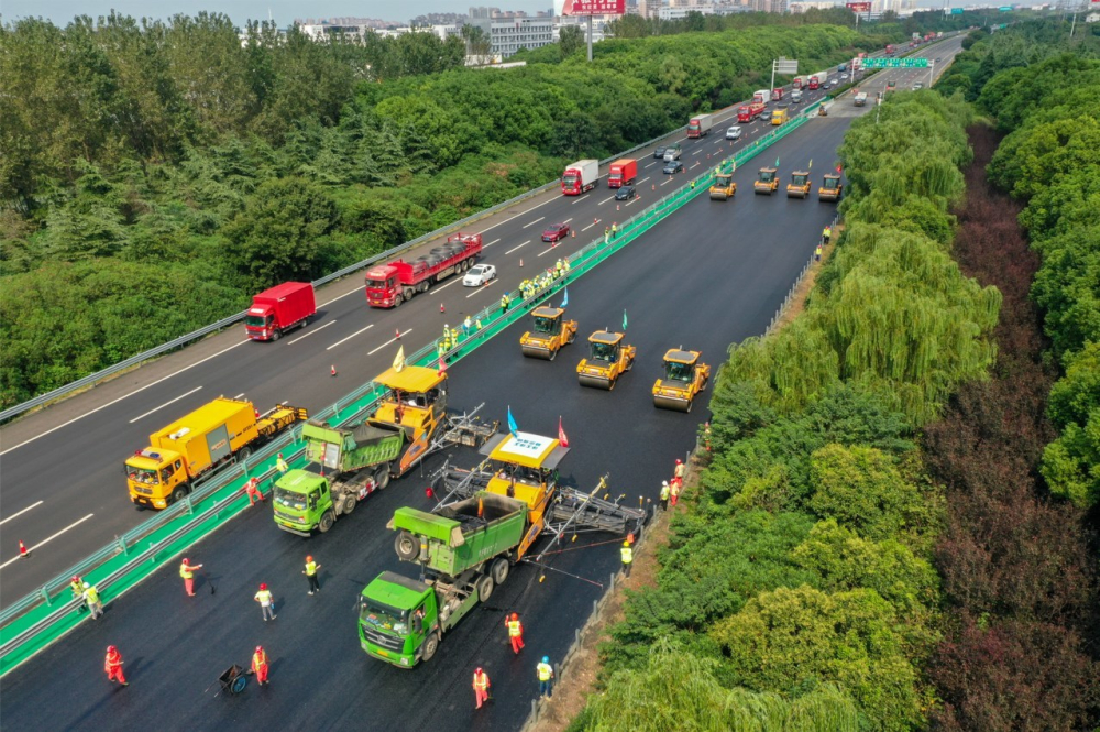 Hình ảnh đội xe thi công đường cao tốc không cần người lái của XCMG