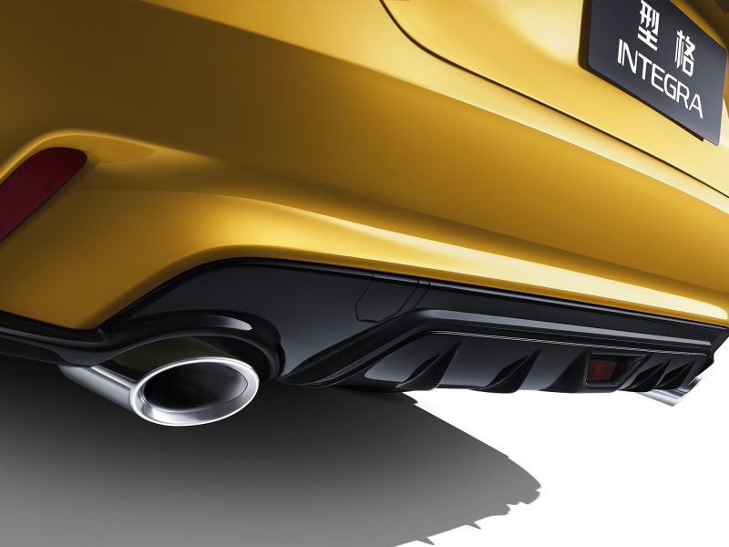 Honda Integra 2022 có 2 ống xả, nằm hai bên bộ khuếch tán gió giả