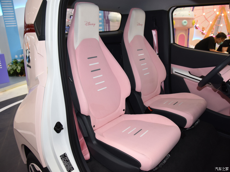 Nội thất phối m&agrave;u hồng của Wuling NanoEV Disney Zootopia Judy Limited Edition