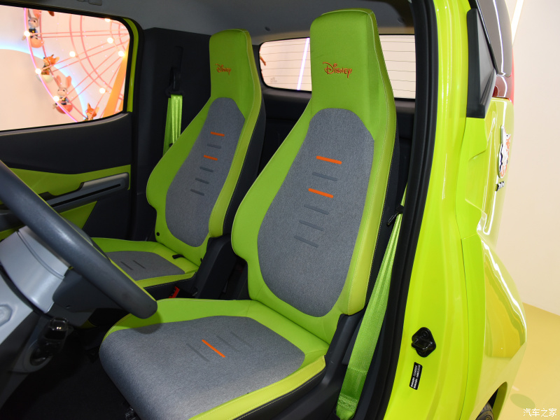 Nội thất phối m&agrave;u xanh l&aacute; của Wuling NanoEV Disney Zootopia Nick Limited Edition